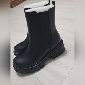 NWOB Black Women Boots Size 8